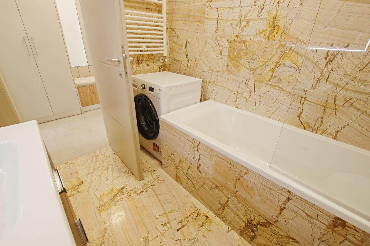 Himson-Beige Apartment Iasi Esterno foto
